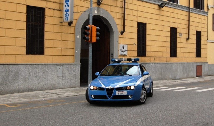 Senza mascherina, insulta e minaccia i poliziotti
